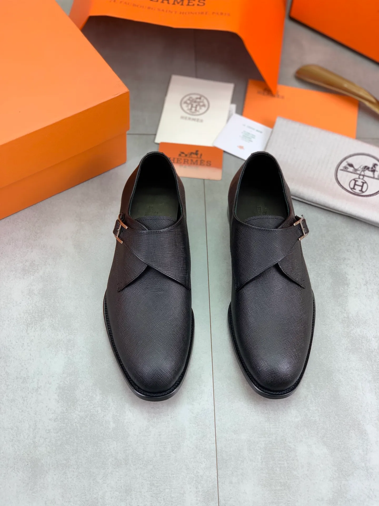 Factory price P940 💰💎💎💎 Original genuine leather outsole Brand: Hermès Grade: Same as the official website Original quality materials: Original soft calfskin Water-dyed cowhide lining Original Italian genuine leather outsole Style categories: Men's fashion Formal casual leather shoes Slip-on men's shoes series Young fashion European and American trends British style Code number: 39-45 (38.46 can be customized)